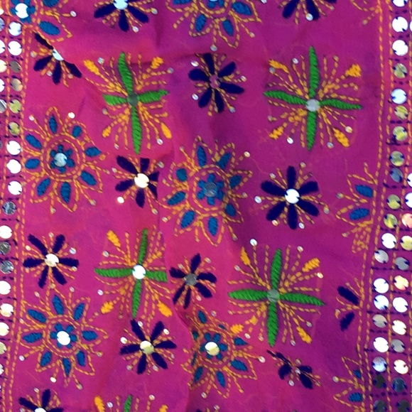 100% Silk Embroidered Embellished Oblong Scarf, a masterpiece craft - Picture 3 of 5